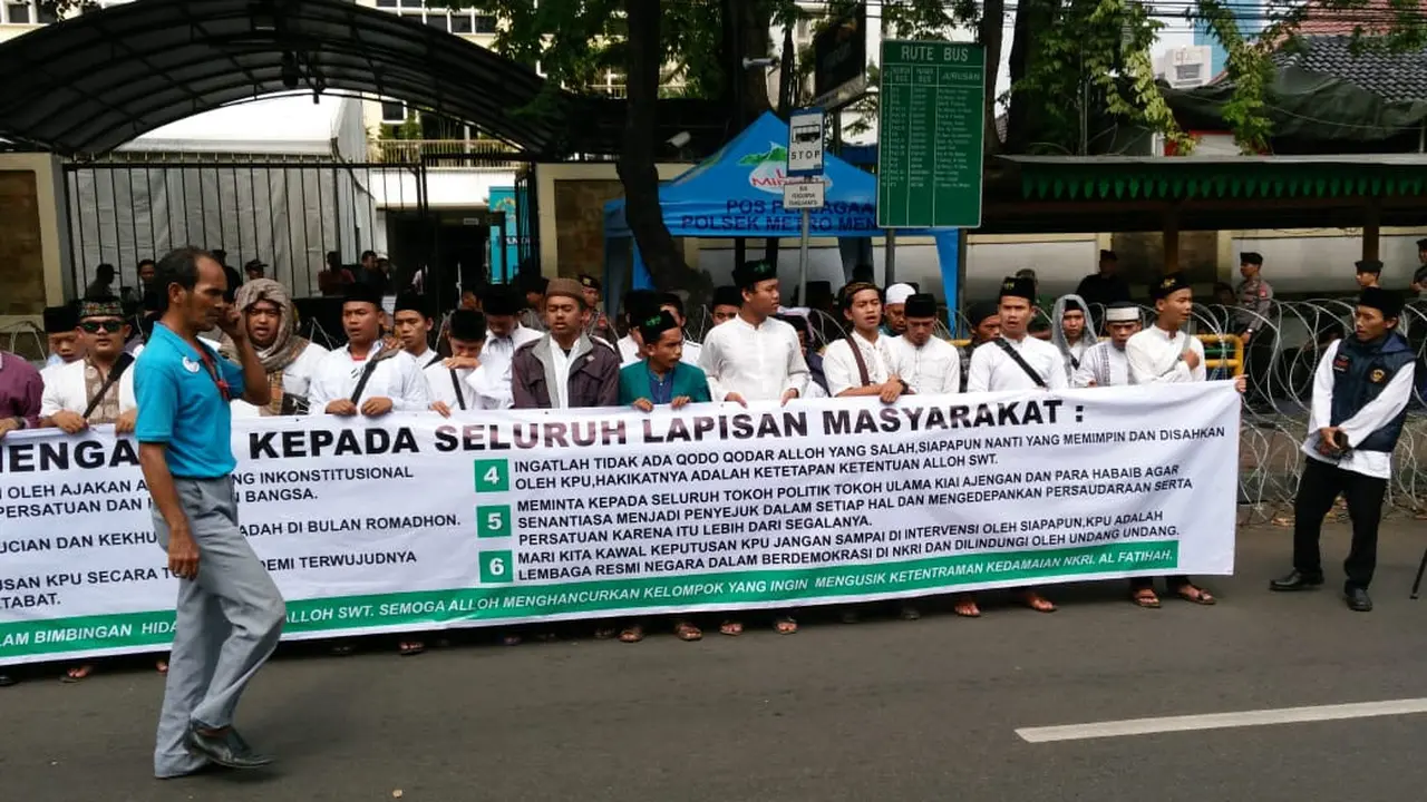 Aksi Damai Massa Adem