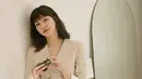Jika kamu senang mengenakan blazer-dress, tampilan Kim Go Eun kali ini bisa menjadi inspirasi. Ia menyempurnakan tampilannya dengan gaya rambut panjang berponi yang dibiarkan tergerai dan makeup simpel, namun terlihat cantik. Foto: Instagram @ggonekim.