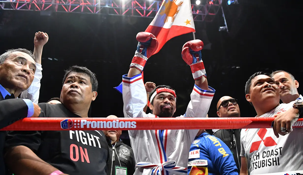 Petinju Filipina Manny Pacquiao menyapa penonton saat bersiap bertanding pada kelas welter versi WBA melawan petinju Argentina, Lucas Matthysse di Axiata Arena di Kuala Lumpur, Malaysia (15/7). (AFP Photo/Mohd Rasfan)