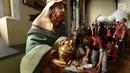 Sejumlah narapidana membersihkan patung pada "Bakti Merah Putih Narapidana" di Gereja Katedral, Jakarta, Rabu (27/3). Membersihkan rumah ibadah menjadi salah satu rangkaian HUT Pemasyarakatan ke-55 yang dilakukan serentak se Indonesia. (merdeka.com/Imam Buhori)
