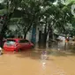 Sejumlah mobil terendam banjir di kawasan Kemang, Jakarta, Kamis (2/1/2020). Banjir yang melanda Jakarta dan sekitarnya mengakibatkan banyak kendaraan terendam air. (Liputan6.com/Herman Zakharia)
