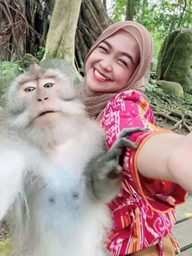 Potret 7 Seleb Waktu Foto Bareng Monyet, Ada yang Lucu Banget
