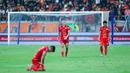 Pemain Persija Jakarta tertunduk lesu setelah dipaksa bermain imbang 1-1 dengan Bali United dalam lanjutan BRI Super League 2025/2026 di Jakarta International Stadium (JIS), Minggu (14/9/2025) malam WIB. (Bola.com/M Iqbal Ichsan)