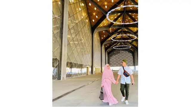Tak hanya beribadah, pasangan ini sempatkan waktu untuk berjalan-jalan menikmati suasana kota.