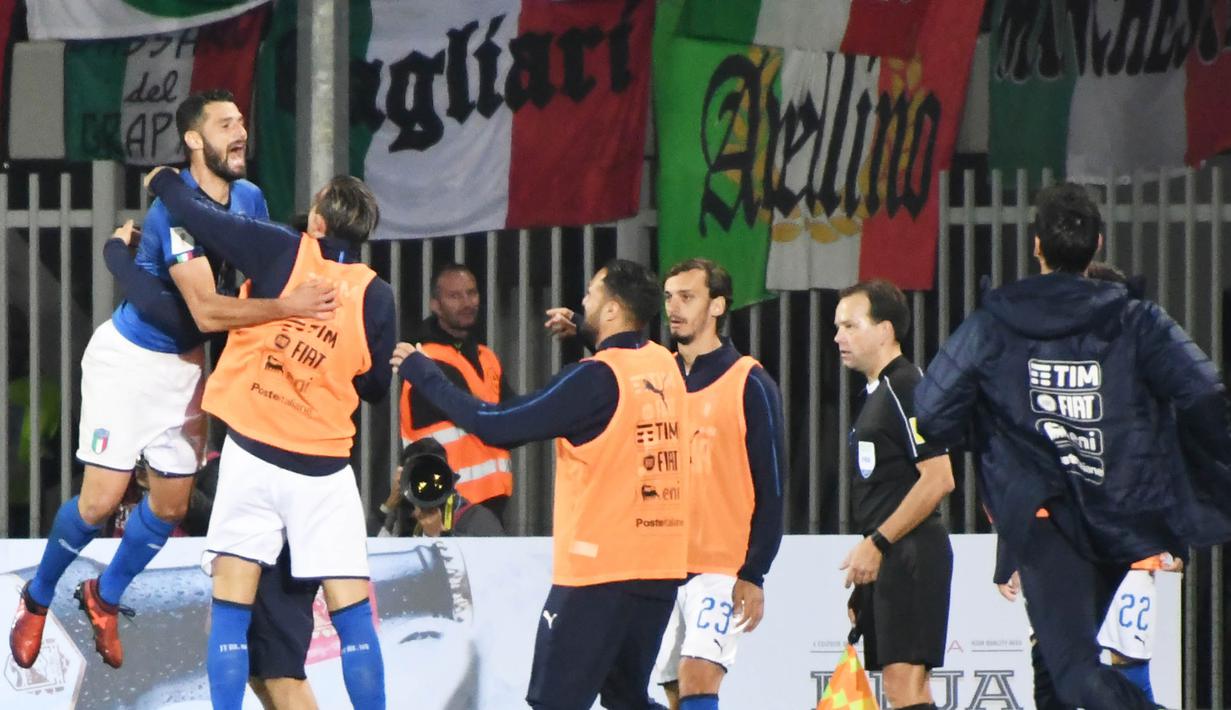 Gelandang Italia, Antonio Candreva, melakukan selebrasi usai mencetak gol ke gawang Albania pada laga kualifikasi Piala Dunia 2018 di Stadion Loro Borici, Senin (9/20/2017). Italia menang 1-0 atas Albania. (AFP/Gent Shkullaku)
