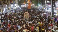 Orang-orang memadati pasar saat mereka berbelanja menjelang festival Diwali di Mumbai, India, Minggu (31/10/2021). Diwali, Festival lampu Hindu, akan dirayakan pada 4 November. (AP Photo/Rajanish Kakade)