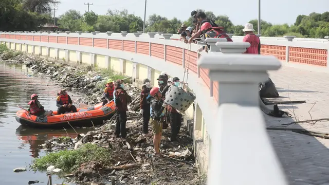 Aksi bersih Danau Siombak
