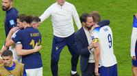 Pelatih Inggris, Gareth Southgate menghibur Harry Kane usai tersingkir di perempat final Piala Dunia 2022. (AP Photo/Hassan Ammar)