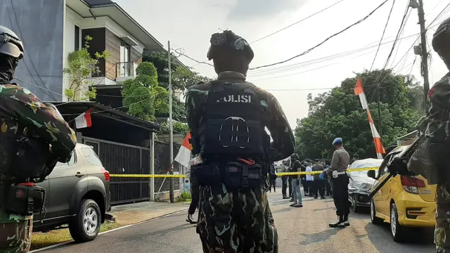 Rumah pribadi Irjen Ferdy Sambo di Jalan Duren Tiga, Jakarta digeruduk Brimob dan Provos bersenjata lengkap pada Selasa, (9/8/2022), pukul 14.30 WIB. Kendaraan taktis pun disiagakan di halaman rumah tersebut.