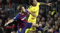 Gelandang Barcelona, Ivan Rakitic berebut bola dengan gelandang Borrusia Dortmund, Axel Witsel pada pertandingan Grup F Liga Champions di stadion Camp Nou, Spanyol (27/11/2019). Barcelona menang 3-1 atas Dortmund. (AP Photo/Emilio Morenatti)