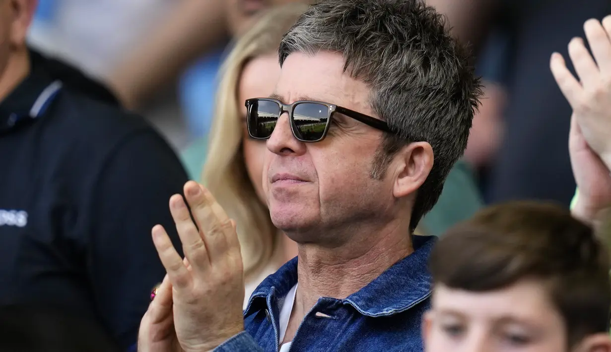 Mantan personil band Oasis, Noel Gallagher, tampak serius saat menyaksikan langsung pertandingan antara Manchester City vs Fulham pada laga pekan ke-37 Premier League di Craven Cottage , Sabtu (11/5/2024). City kini mengemas nilai 85 dari 36 laga, unggul dua poin dari Arsenal di posisi kedua. (AP Photo/Kirsty Wigglesworth)