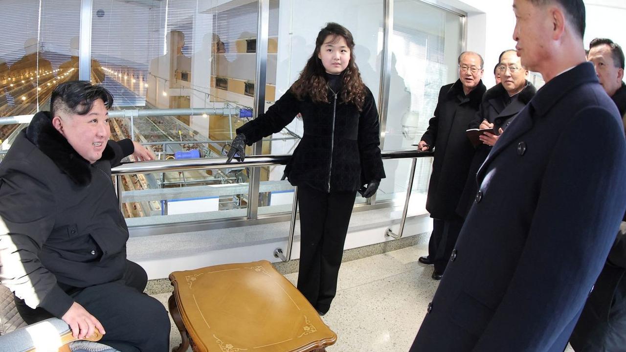 Kim Jong Un ajak putrinya Kim Ju Ae ke peternakan ayam