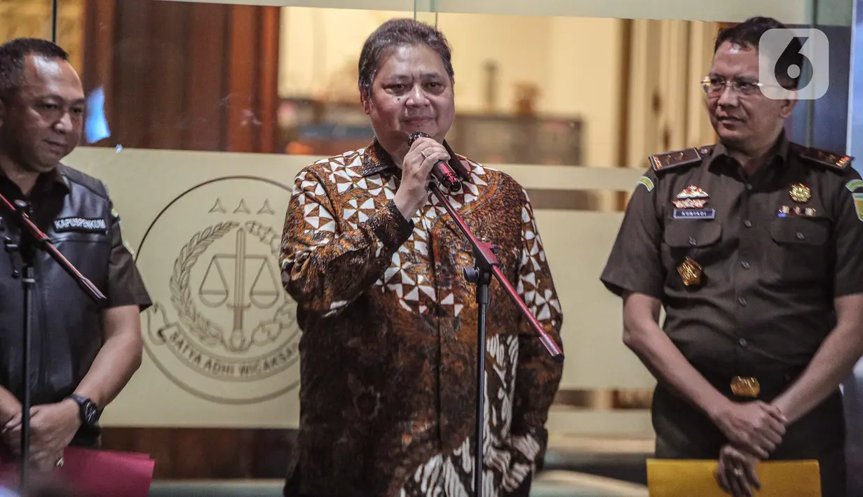 Menko Perekonomian Airlangga Hartarto memberikan keterangan usai menjalani pemeriksaan di Gedung Bundar, Kejaksaan Agung, Jakarta, Senin (24/7/2023).  (Liputan6.com/Faizal Fanani)
