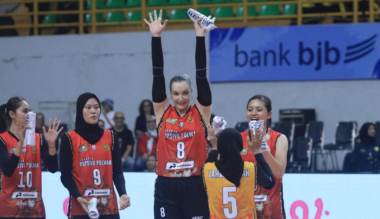 <p>Para pemain Jakarta Popsivo Polwan, Irina Voronkova dkk saat diperkenalkan kepada penonton jelang menghadapi Jakarta Pertamina Enduro pada laga seri kedua putaran kedua PLN Mobile Proliga 2024 di GOR Si Jalak Harupat, Kabupaten Bandung, Kamis (6/6/2024). Jakarta Popsivo Polwan menang 3-0 (25-14, 25-17, 25-21). (Dok. PBVSI)</p>