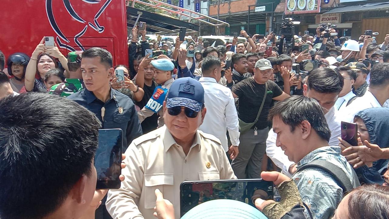 Warga Membeludak, Rebutan Minta Salaman dengan Prabowo saat Kunjungi Banjir Bali