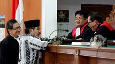 Antasari Azhar terpidana kasus tewasnya Direktur PT Rajawali Putra Banjaran Nasruddin Zulkarnaen, didampingi kuasa hukumnya Maqdir Ismail (kiri) saat menandatangani berita acara persidangan pada sidang memori Peninjauan Kembali (PK) di PN Jaksel, Rabu (5/