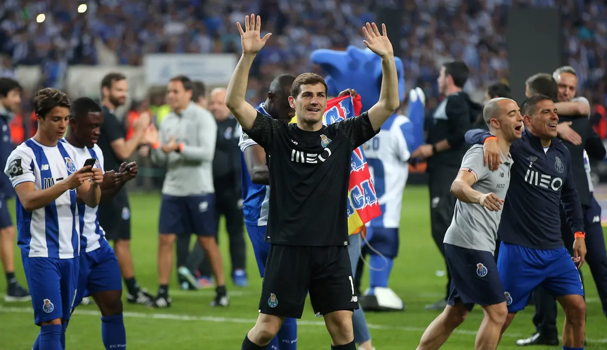 Kiper Porto, Iker Casillas menyapa para suporter saat merayakan juara Liga Portugal di stadion Dragao (6/5). Bagi Casillas, ini adalah gelar pertamanya sejak meninggalkan Real Madrid pada 2016 untuk menjajal Liga Portugal. (AP Photo/Luis Viera)