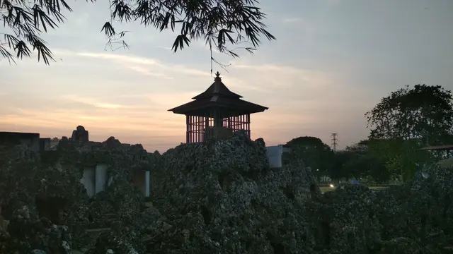Menikmati Senja di Gua Sunyaragi Cirebon