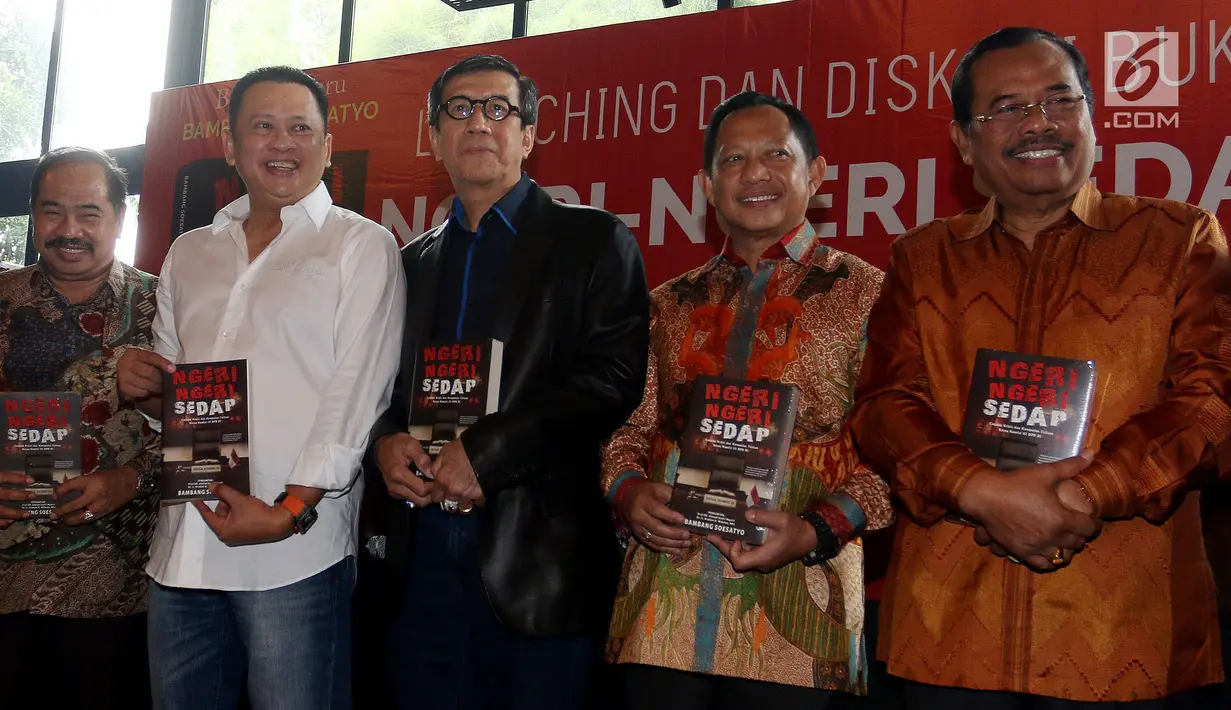 Politikus Partai Golkar Bambang Soesatyo (kedua kiri) bersama sejumlah tokoh berfoto bersama saat saat peluncuran buku ke-13 berjudul Ngeri-Ngeri Sedap di Jakarta, Minggu (10/9). (Liputan6.com/Johan Tallo)