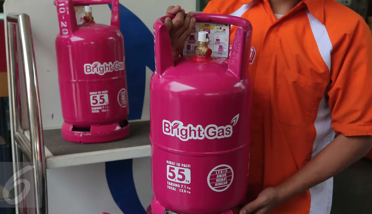 Petugas Bright Store mengenalkan tabung gas elpiji keluaran pertamina berwarna pink di SPBU Pertamina Abdul Muis, Jakarta,Senin (19/10/2015). Pertamina meluncurkan Bright Gas varian baru pekan ini dengan kisaran harga Rp70 ribu.(Liputan6.com/Angga Yuniar)