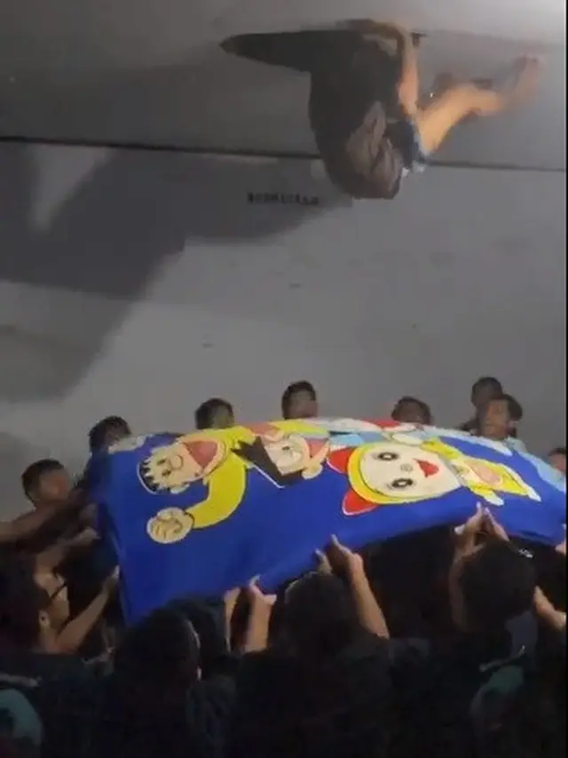 santri main trampolin