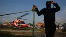 Helikopter yang membawa jasad pendaki India, Ravi Kumar (27), mendarat di ibu kota Nepal, Minggu (28/5). Ravi tewas pada bulan ini setelah mencapai puncak gunung Everest dan kemudian terpisah dari rombongan dan pemandunya. (AP Photo/Niranjan Shrestha)