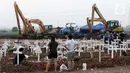 Warga saat melakukan ziarah di pemakaman khusus COVID-19 TPU Rorotan, Cilincing, Jakarta, Sabtu (31/7/2021). Warga yang melakukan ziarah diwajibkan mematuhi protokol kesehatan, menjaga jarak serta dilakukan secara terbatas. (Liputan6.com/Helmi Fithriansyah)