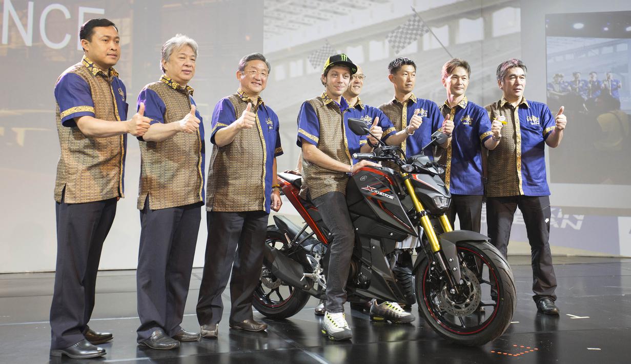 Valentino Rossi di atas motor baru Yamaha, Xabre, yang baru saja diluncurkan di The Mulia Resort, Bali, Selasa (26/1/2016). (Bola.com/Vitalis Yogi Trisna)