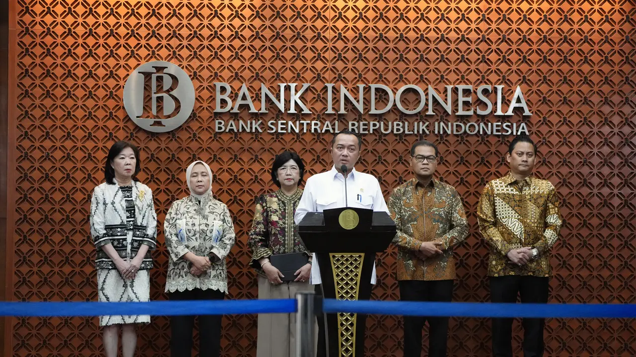 Mensesneg Prasetyo Hadi mengumumkan Gubernur BI Perry Warjiyo mundur, Senin (27/7/2026). (Foto: Bank Indonesia)
