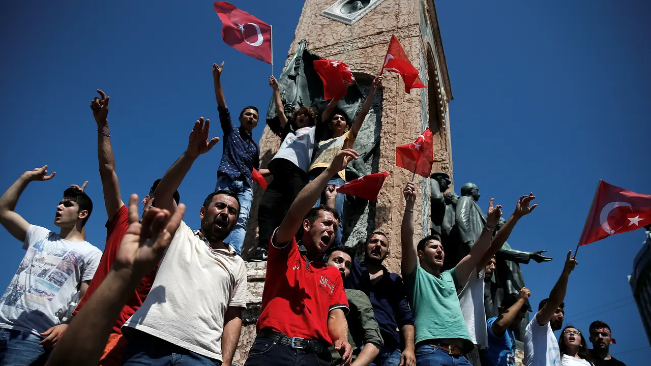20160716-Pendukung Erdogan Rayakan Kegagalan Upaya Kudeta Militer di Turki-Istanbul