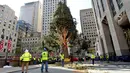 Pekerja dengan bantuan alat berat mendirikan pohon Natal di Rockefeller Center, New York pada 9 November 2019. Pohon cemara Norwegia tersebut memiliki tinggi 77 kaki atau 12 meter dengan berat 77 ton yang akan dinyalakan pada 4 Desember mendatang. (Diane Bondareff/AP Images for Tishman Speyer)
