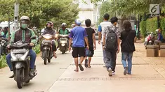 Pengendara sepeda motor melintasi trotoar di kawasan Menteng Pulo, Jakarta, Selasa (14/5/2019). Kemacetan yang semakin parah di Ibu Kota menyebabkan para pemotor nekat menerobos trotoar dan merampas hak pejalan kaki. (Liputan6.com/Immanuel Antonius)