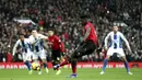 Gelandang Manchester United, Paul Pogba, mencetak gol melalui tendangan penalti pada laga Premier League di Stadion Old Trafford, Sabtu (19/1). Manchester United menang 2-1 atas Brighton and Hove Albion. (AP/Martin Rickett)
