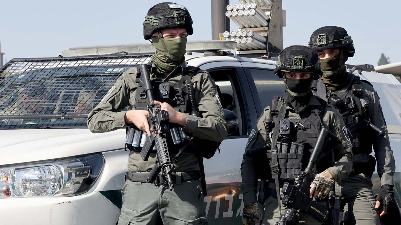 Biadab! Polisi Israel Hajar & Pukuli Pria Palestina di Depan Anaknya Sendiri