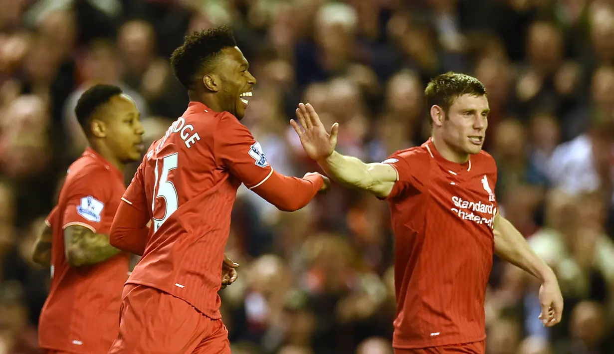 Daniel Sturridge (kiri) merayakan gol bersama rekan-rekannya saat melawan Everton pada lanjutan Liga Inggris di Stadion Anfield, Liverpool, Kamis (21/4/2016) dini hari WIB. (AFP/Paul Ellis)