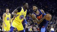 Forward Golden State Warriors Draymond Green (kiri) menjaga bintang Oklahoma City Thunder Paul George pada partai NBA di Oracle Arena, Sabtu (24/2/2018) atau Minggu (25/2/2018) WIB. (AP Photo/Marcio Jose Sanchez)