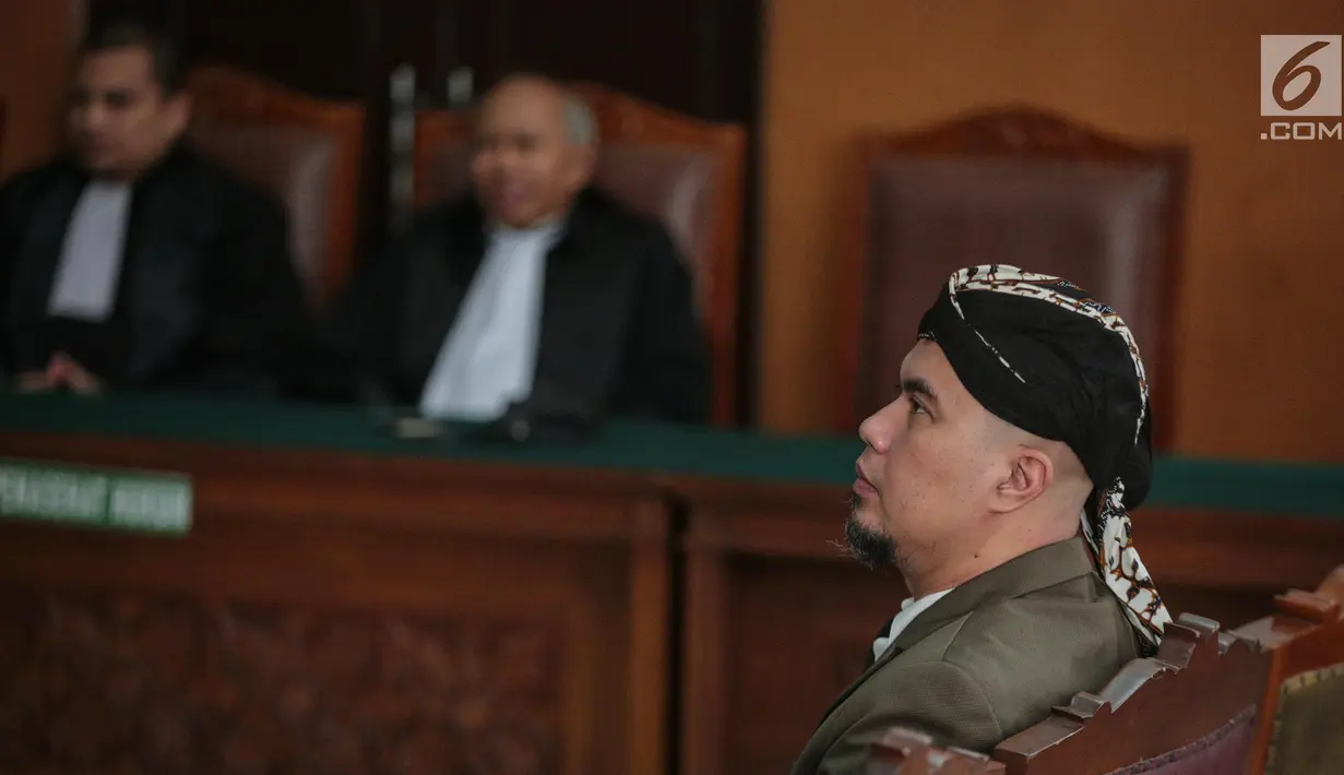 Terdakwa Ahmad Dhani saat menjalani sidang lanjutan atas kasus ujaran kebencian di Pengadilan Negeri Jakarta Selatan, Senin (19/11). Sidang ditunda lantaran pihak jaksa penuntut umum belum selesai menyusun draf penuntutan. (Liputan6.com/Faizal Fanani)