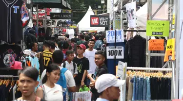 Keramaian pengunjung saat berburu produk fashion di ajang Jakcloth Summerfest 2018 di Senayan, Jakarta, Kamis (12/4). Jakcloth Summerfest 2018 menggratiskan pengunjung yang ingin masuk. (Liputan6.com/Angga Yuniar)