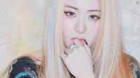 Huh Yunjin Le Sserafim. (Source Music/ HYBE via Soompi)