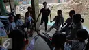 Sejumlah anak berlatih balet di Bantaran Kali Ciliwung, , Jakarta, Sabtu (29/8/2015). Kedubes Australia bekerja sama dengan Yayasan Bina Ballet Indonesia menyelenggarakan menari Balet untuk anak-anak di Ciliwung. (Liputan6.com/Faizal Fanani)