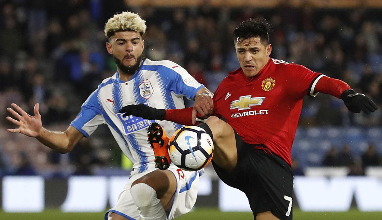 Pemain Huddersfield, Philip Billing (kiri) berebut bola dengan pemain Manchester United, Alexis Sanchez pada putaran kelima Piala FA di John Smith stadium, Huddersfield, (17/2/2018). Manchester United menang 2-0. (Martin Rickett/PA via AP)