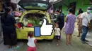 Honda Brio kuning penjual sayur sedang diserang ibu-ibu belanja. (Source: Twitter/@jayapuraupdate)