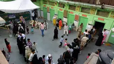 Kamis (10/4/2014), para pemilih di India terlihat antri untuk memberikan suara mereka di TPS-TPS yang ada di New Delhi, India. (AFP PHOTO/CHANDAN KHANNA)