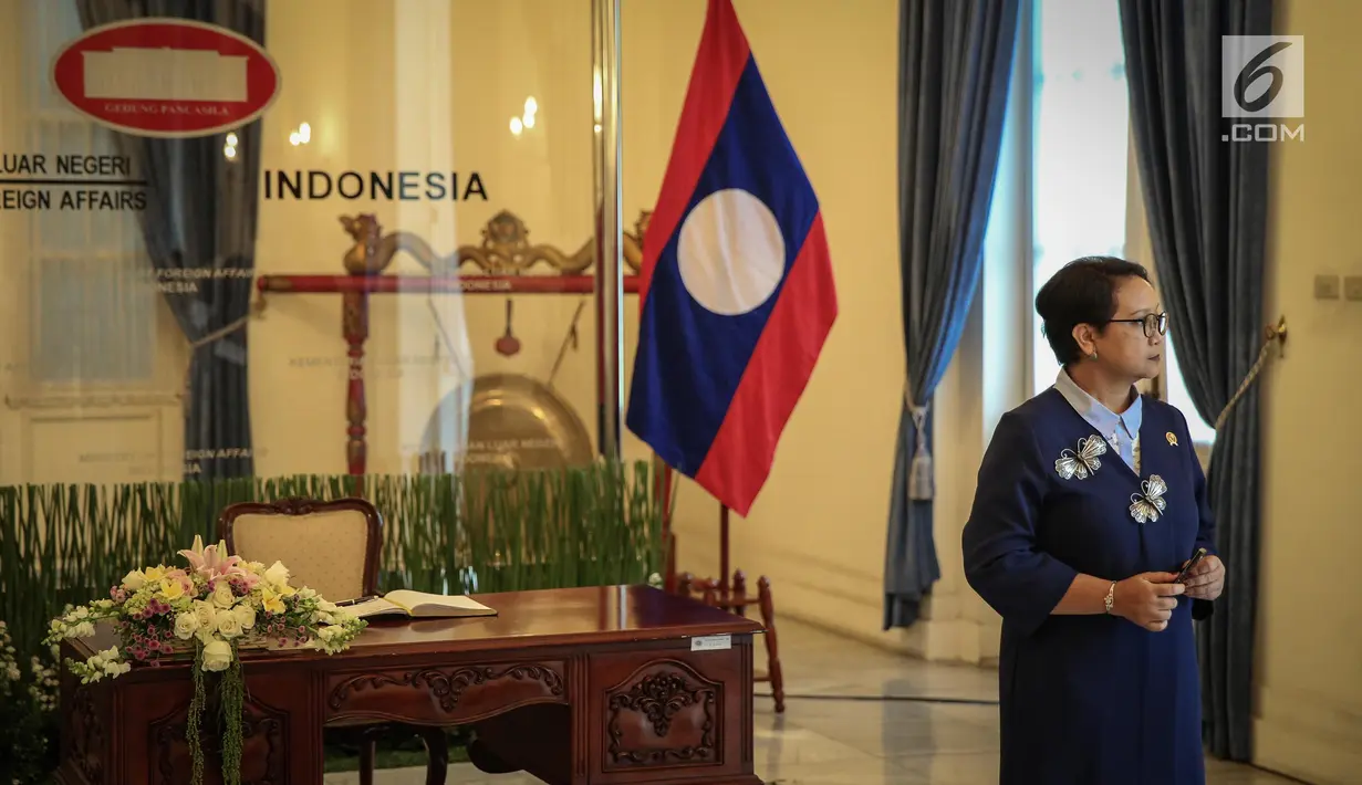 Menteri Luar Negeri Retno Marsudi menunggu kedatangan Menlu Laos, Saleumxay Kommasith di Jakarta, Kamis (27/7). Kedua menlu akan melakukan pertemuan bilateral dalam kerangka JCBC atau komisi bersama untuk kerjasama bilateral. (Liputan6.com/Faizal Fanani)