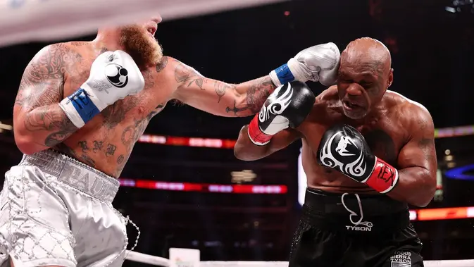 <p>Jake Paul dan Mike Tyson bertarung di AT&T Stadium pada 15 November 2024 di Arlington, Texas waktu setempat, atau 16 November 2024 siang WIB. (Al Bello/Getty Images untuk Netflix © 2024/AFP)</p>