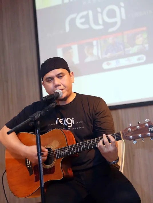 Fadly mempersembahkan dua lagu, Selimut Putih dan Menunggu Panggilan-Mu. Sedangkan Maher Zain, lagu Peace Be Upon You (versi bahasa Indonesia), Tuntunku KepadaMu, Sepanjang Hidup, dan Ya Nabi Salam Alaika. (Nurwahyunan/Bintang.com)