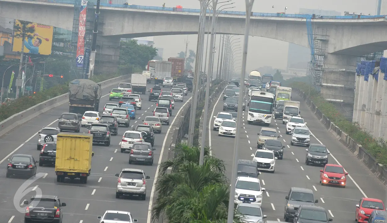 Sejumlah kendaraan mobil di dalam Tol Jorr Lingkar Luar Kota ke arah Cikampek dan Jagorawi terpantau padat di Kawasan Tol Fatmawati mengarah Pasar Rebo, Jakarta, Kamis (11/5). (Liputan6.com/Helmi Afandi) 