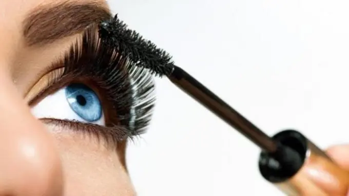 Pakai Maskara Nggak Perlu Takut Berantakan dengan Cara Ini