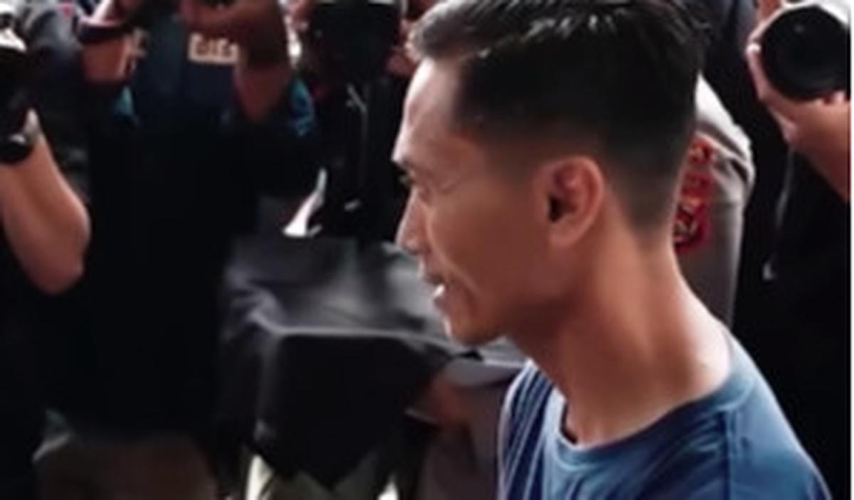 Puas dapat berbagi dan memberi manfaat melalui kacamata, jenderal bintang empat Polri itu lantas tersenyum. Tak berselang lama, sosoknya melempar guyonan.