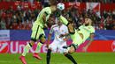 Kaki bek Manchester City, Nicolas Otamendi mengenai kepala rekan setimnya, Aleksandar Kolarov pada laga Liga Champions melawan Sevilla di Stadion Sanchez Pizjuan, Selasa (3/11/2015). (Reuters/Marcelo Del Pozo)